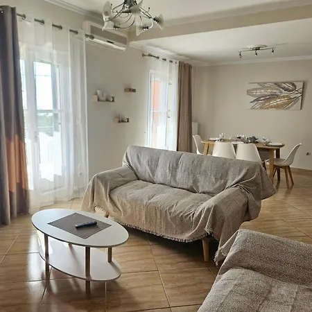 Sylvia's Sweet Apartment *
